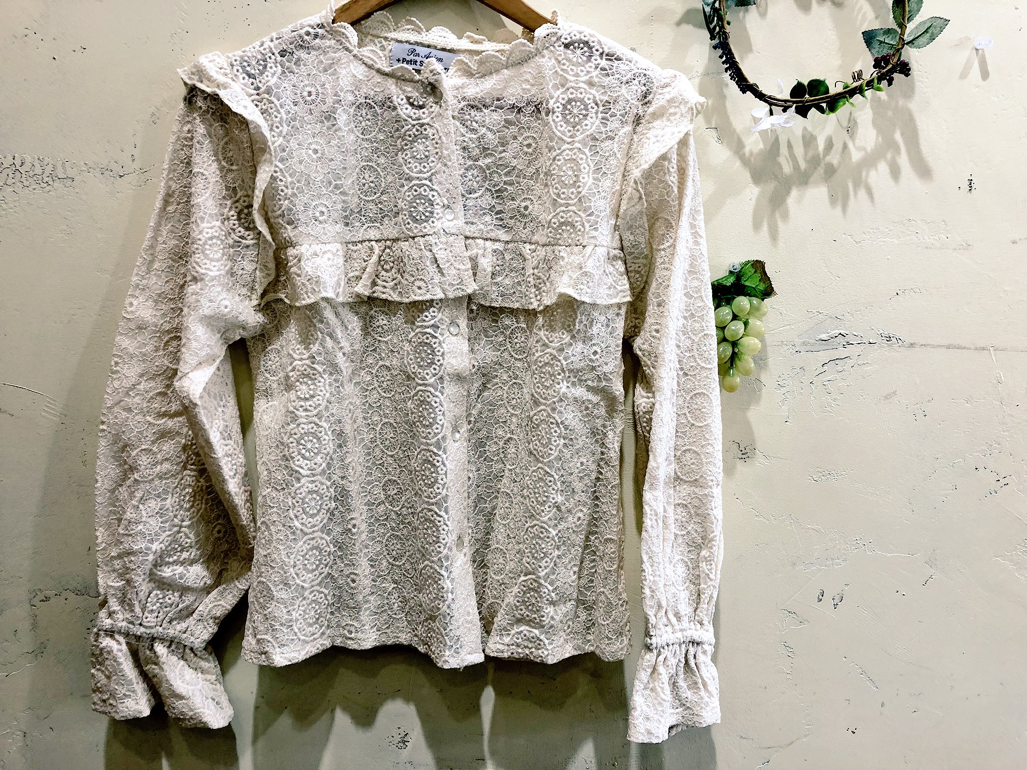 Paravion 越谷店 ヴィンテージレースブラウス Off Beg 4 800 Tax 名前 の通り 古着のようなデザインのブラウス レースのデザインに 胸元や肩のフリル お袖のシャーリングなどどこを見ても可愛いです T Co Irwe8ob4r7 Twitter