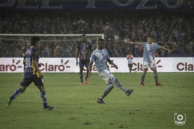 EresGraBombillo's tweet photo. #RepostBy @stanfotografia: "@dixonarroyo_oficial #AdidasPlayer
#AdidasPlayer
#CopadelPacifico #Emelec #emeleccampeon #Bombillo #adidas #Azules #tricampeon #campeon ##Soccer #football #azulesmibandera" https://t.co/700FN9NM9D https://t.co/XGbnX4bPmh