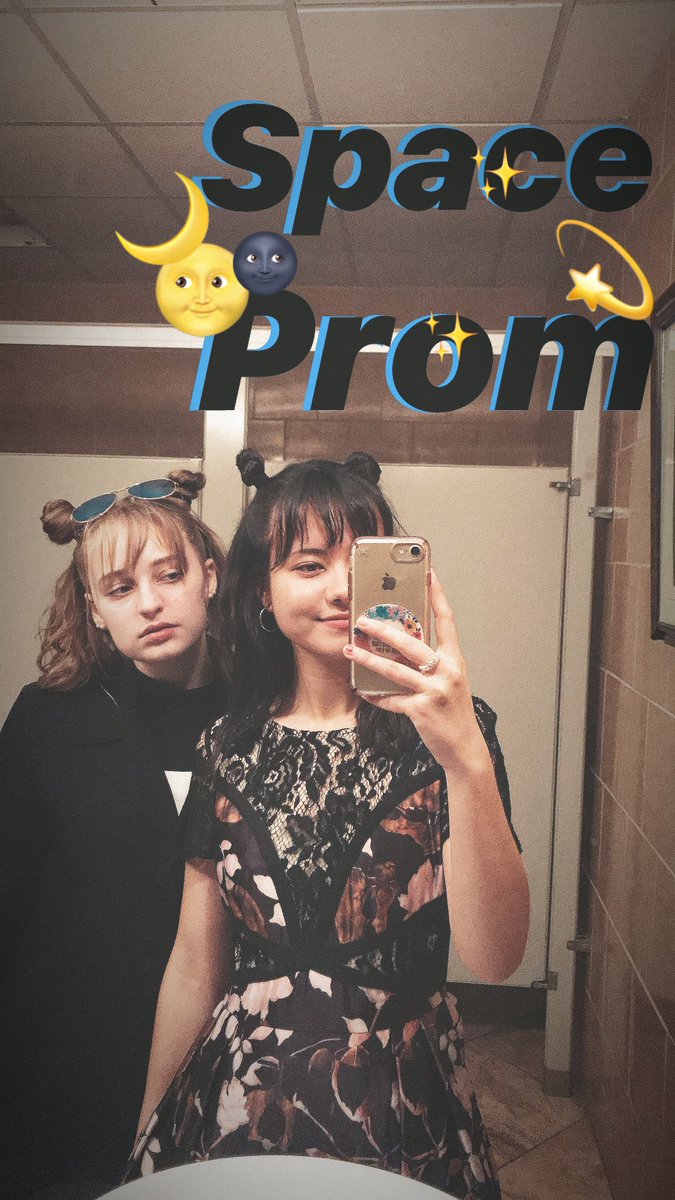 brownaigirl's tweet photo. space prom 💫👽🌙🤙🏼 https://t.co/McEnLgyLGR