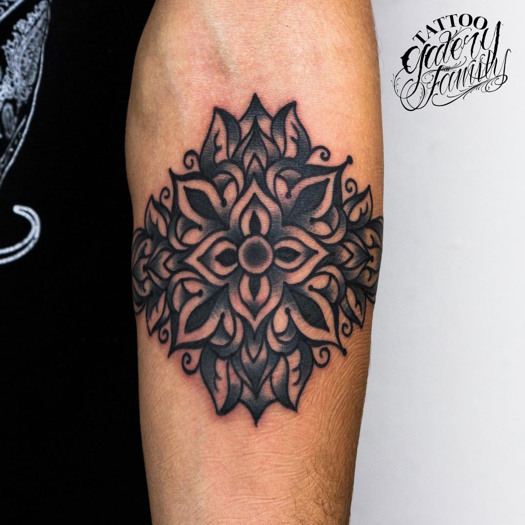 Les deseamos un feliz inicio de semana y pendientes que estaremos activos toda la semana... y mientras cuadran vean el #mandala realizado por <a href="/erre/">Erre</a>.skin para @chowigonzalez #ink #inked #tattoo #tatuaje #mandalatattoo #blxck #blackwork #design #art  #diseño #arte #valencia #Vzla