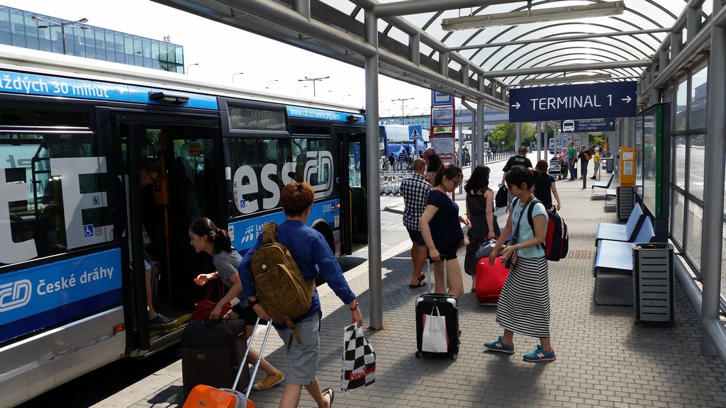 TravelSupportEU's tweet photo. Vlakem na @PragueAirport? Zatím ne. Ale využijte přímé spojení z hlavního nádraží až k terminálu. S jízdenkou ČD již za 44 Kč (jízdenka PID je za 60 Kč). #Praha #letiště #AirportExpress https://t.co/IlkwTg5gpc
