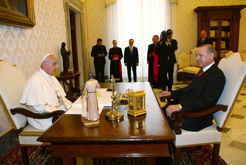 tcbestepe's tweet photo. Cumhurbaşkanı Erdoğan, Vatikan Apostol Sarayında https://t.co/mJy4JpREYK https://t.co/U97vJJrfwJ