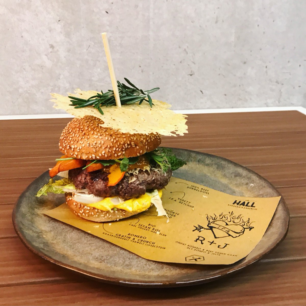 DeHallWoerden's tweet photo. #codekoud //
We konden al moeilijk afscheid nemen van de #ONTHUTST (burger van de maand januari)... En nu het buiten zo #koud is helemaal... Daarom deze week 2 burgers van de maand!! >>
de #ONTHUTST EN de #Romero&SmokeyJulia (burger van de maand februari)
#elfstedentocht https://t.co/7wSp9E2e93