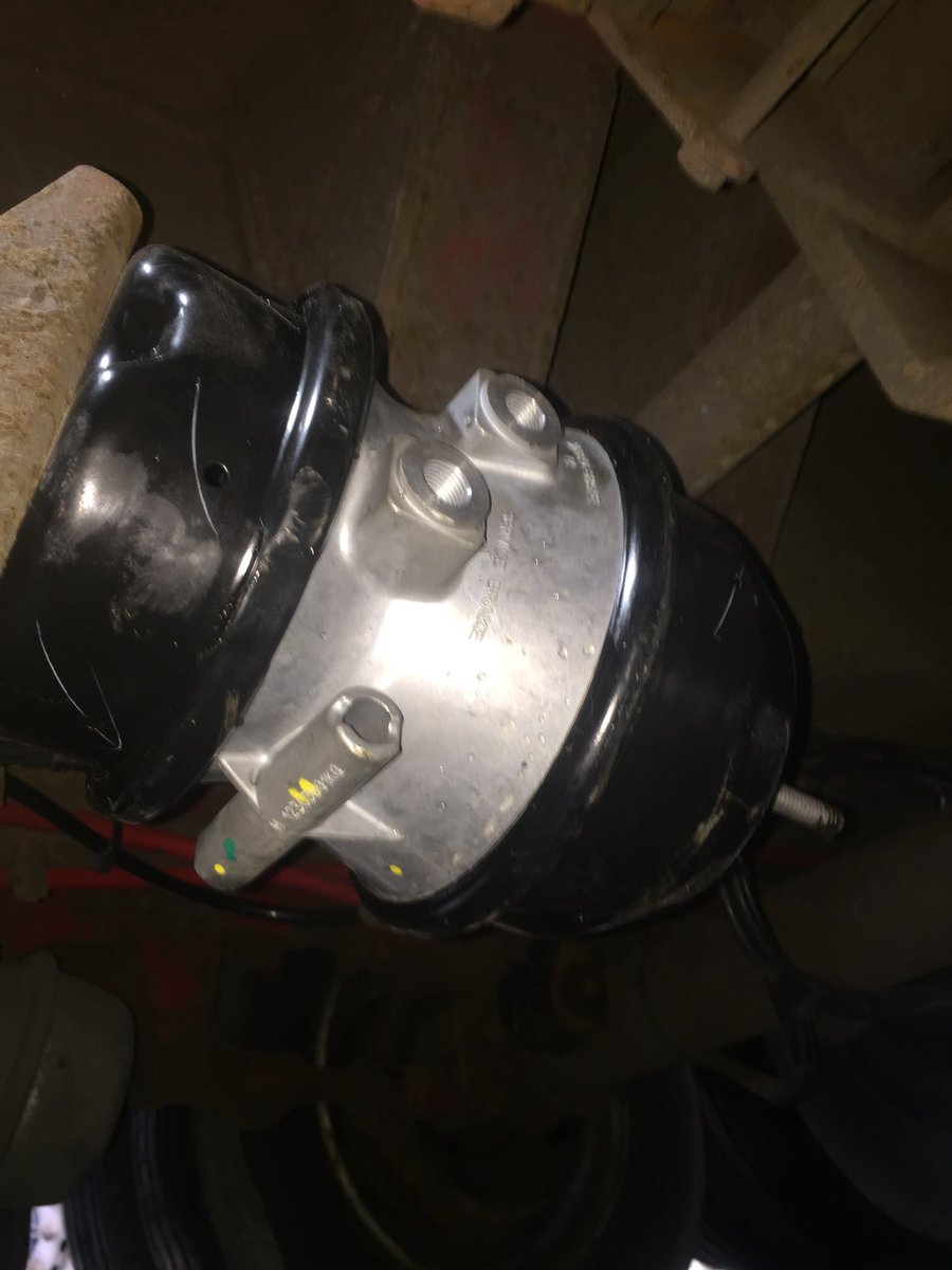 dandktyres's tweet photo. IT MAY BE WET IT MAY BE COLD BUT WHATEVER THE WEATHER WE NEVER STOP WORKING. #brakechamber #newparts #brakesystem #1979lowloader https://t.co/VMB0UonOcH