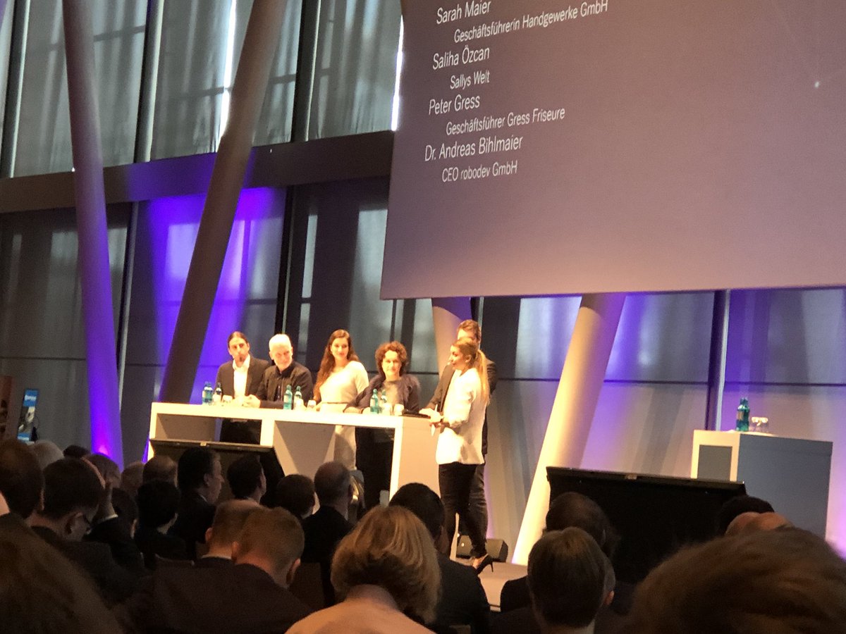 RedmannKatrin's tweet image. #Digitalgipfel2018 @SAPNextGen @hybridairplane great discussion with #robodev #sallyswelt #virtualQ