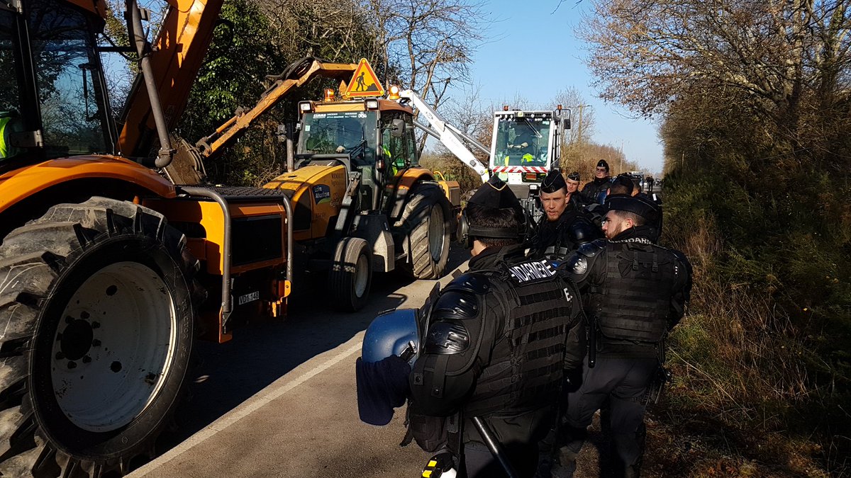 loireatlantique's tweet photo. Les agents de @LoireAtlantique ont repris, sous protection, ce lundi matin les travaux pour débroussailler la RD281 #nddl https://t.co/tkSoHbXkTH