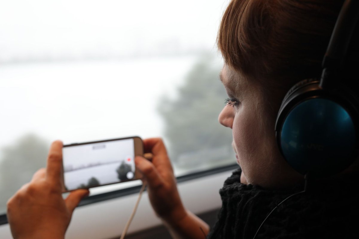 Leyendo en móvil o en papel, grabando, mirando por las ventanas.. Sea como sea, la inspiración viaja en tren. Los invitados al premio #BibliotecaBreve van #AlBreveEnAVE. ¿Nos acompañas? @Renfe