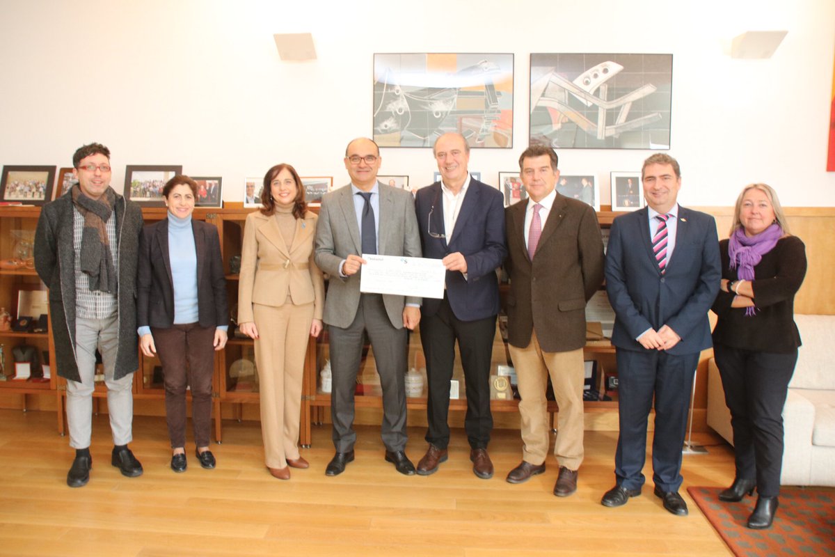 rectorUA's tweet photo. Hay citas imprescindibles, como el #chequesolidario de la @UA_Universidad a @CaritasOA fruto del concierto de navidad de la #OFUA. 10.287’97 euros que llegan a los más necesitados gracias a la colaboración de @vectalia o a la de los clubes rotarios de Alicante. Y https://t.co/1rIqd3CzIU