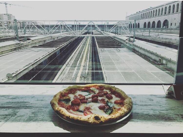 Fresco_Napoli's tweet photo. Treni, partenze, arrivi. Chi per lavoro, chi per piacere, chi per amore..
Per tutti una buonissima #pizza da #frescotermini
#roma #terrazzatermini #fresco #trattoria #pizzeria #stazionetermini https://t.co/pmK9TIlQdM