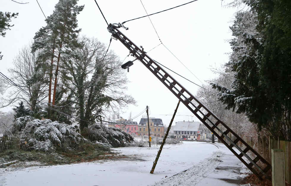 TAG24Sachsen's tweet image. Der Netzbetreiber #Mitnetz zieht nun Konsequenzen. #Friederike tag24.de/nachrichten/ch…