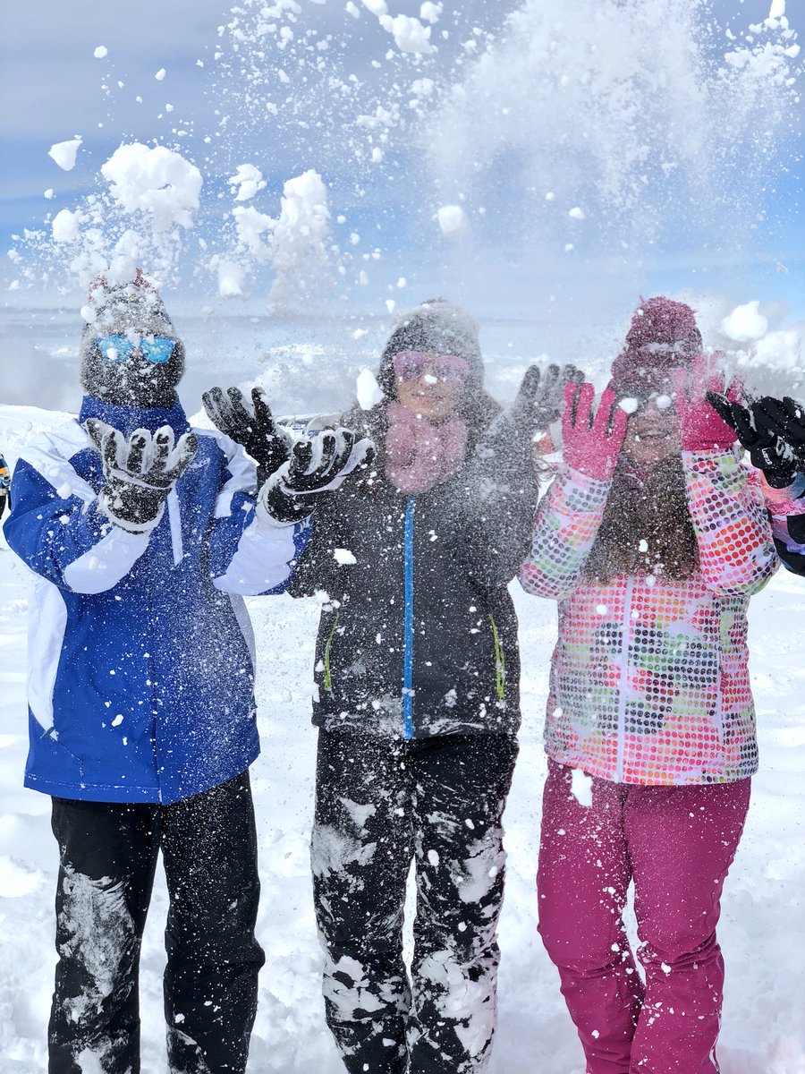 SAFASanLuis's tweet photo. Otro día lleno de vivencias y buenas experiencias. Compartiendo el frío de la nieve y el calor de la amistad. #viaje4ESO #safasanluis #SierraNevada #Granada #dxtsafa https://t.co/1Q7qqEk2wB