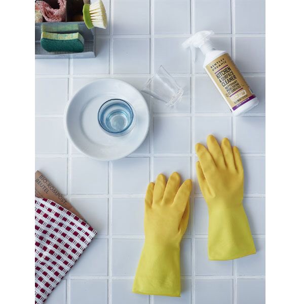 瀬尾商店 イギリスの老舗ブランド Marigold のゴム手袋 イエローはキッチン用で 油 洗剤 漂白剤に強いコーティングと食器が滑りにくい加工つき ブルーのトイレ掃除やお風呂掃除用は水が飛んでこないように袖が長く カビ取り剤などにも強いんです 瀬尾商店 イギリスの老舗ブランド Marigold のゴム手袋 イエローはキッチン用で 油 洗剤 漂白剤に強いコーティングと食器が滑りにくい加工つき ブルーのトイレ掃除やお風呂掃除用は水が飛んでこないように袖が長く カビ取り剤などにも強いんです