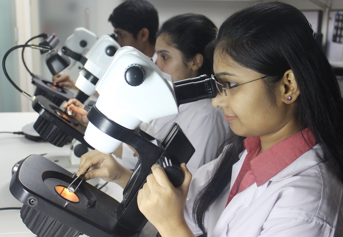 SGL_Labs's tweet photo. Learn diamond grading and identification techniques with a hands-on practical session with diamonds of different sizes, colours and clarity.Get yourself enrolled today!
Enhance your knowledge, become a diamond specialist!!
#SolitaireGemLabs #DiamondGrading #SGLInstitute https://t.co/ALSGYgsKzt