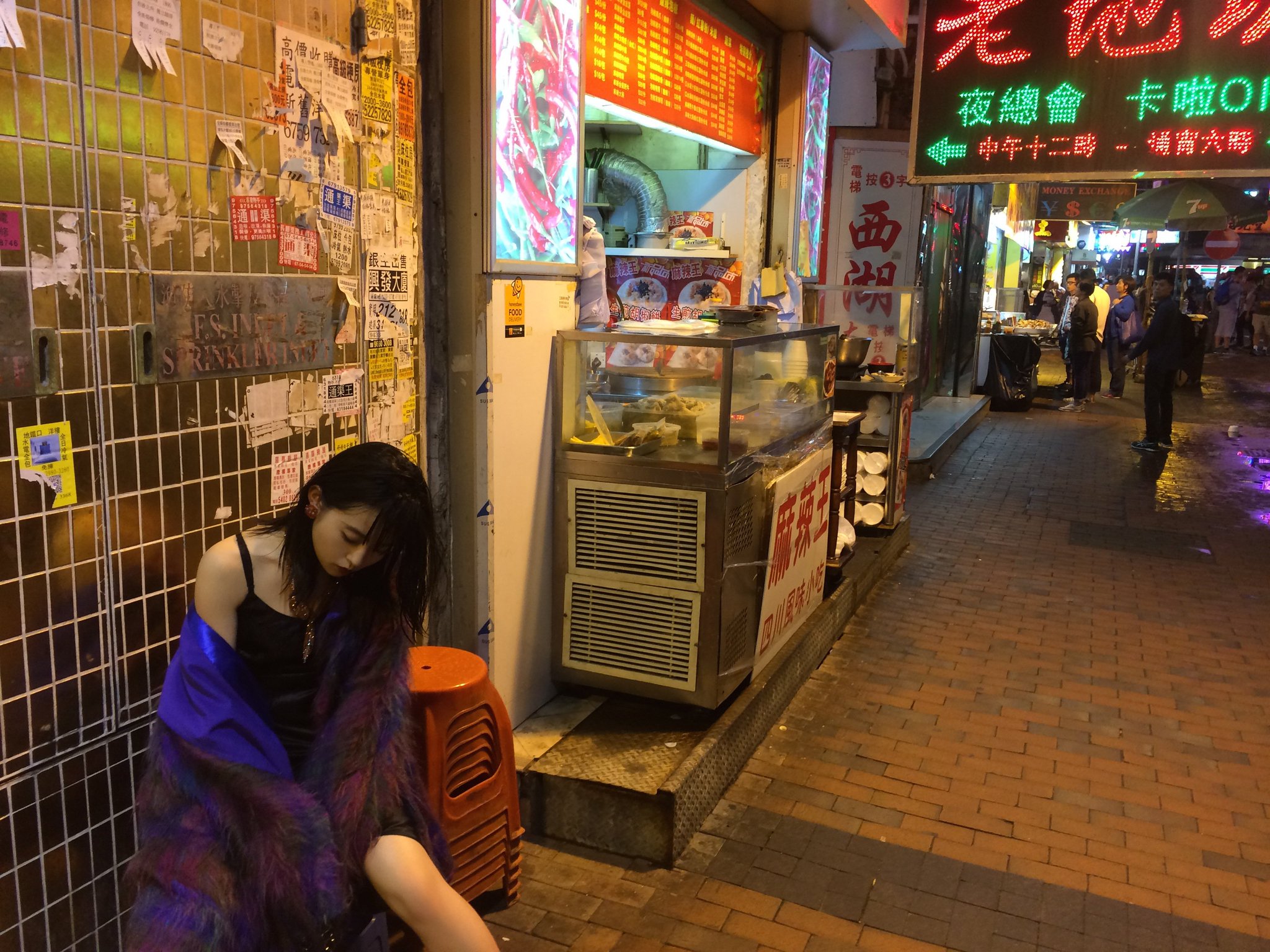 伊藤万理華写真集エトランゼ公式 ここは 佐敦 ジョーダン エリアの白加士街 パークスストリート という場所 最近 香港政府に狙い撃ちされて大型看板がどんどん撤去させられているエリア コーディネーターさん談 だそう