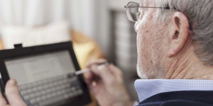 ElHuffPost's tweet photo. Los abuelos y los desafíos de la tecnología https://t.co/1kKhAC7Jtg Por @ferbruccoleri https://t.co/brr5phhO0D