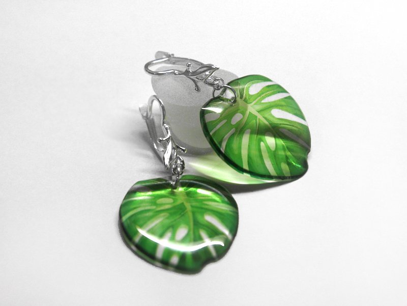 40in_A's tweet photo. Monstera earrings Tropical plant jewelry Jungle monstera leaf https://t.co/9y7zpuCRKk @Etsy 
#CraftHour #OnlineCraft  #womaninbiz #wnukrt #womaninbizhour #etsymntt #emnttm #etsymnttM https://t.co/jciNjBe1ym