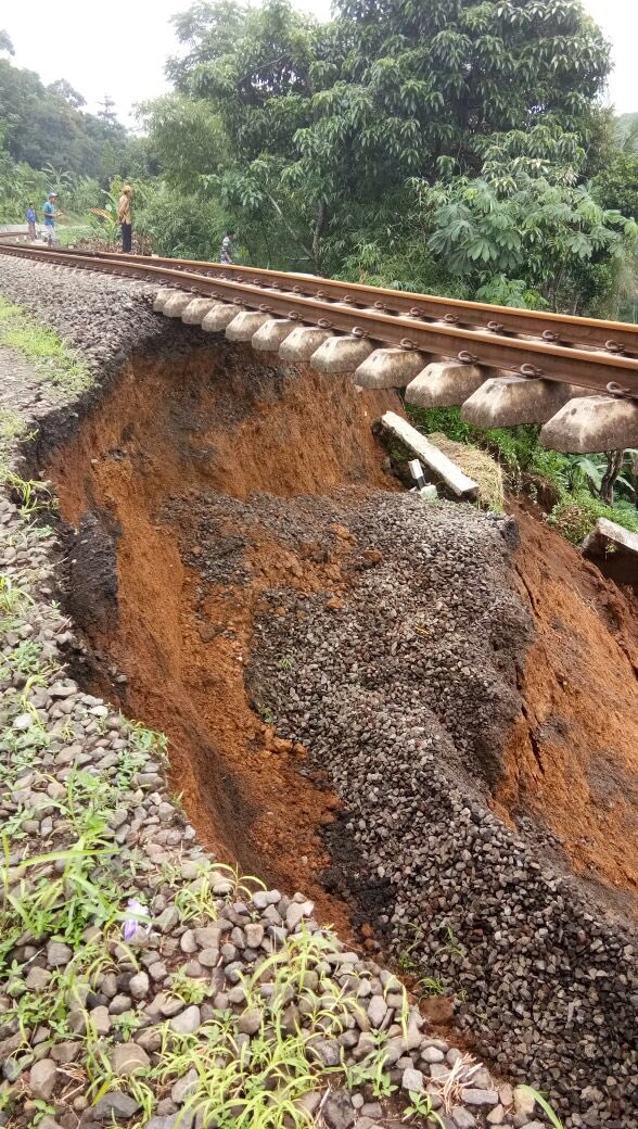 Longsor sebabkan rel keretaapi menggantung di Desa Warung Menteng Kecamatan Cijeruk Kabupaten Bogor.