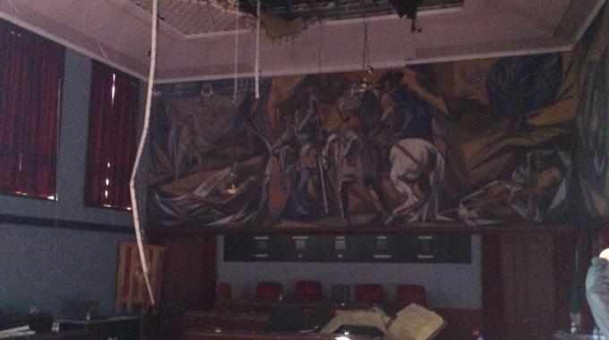 GiampiCaligiuri's tweet photo. #5febbraio 🙄#catanzaro #crolla #controsoffitto #aula #consiliare ... la #politica è morta, e non è colpa nostra...🏳️🏳️ https://t.co/roECD1WTbX
