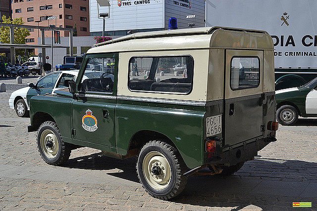 guardiacivil's tweet photo. Ha sido el todo terreno más emblemático de la @guardiacivil, el Land Rover era duro (tanto por dentro como por fuera 😄) versátil, robusto...

A bordo del mismo muchos guardias civiles patrullaron por toda nuestra geografía 
¿Tu lo viste circular? https://t.co/V8tqQw4XtA