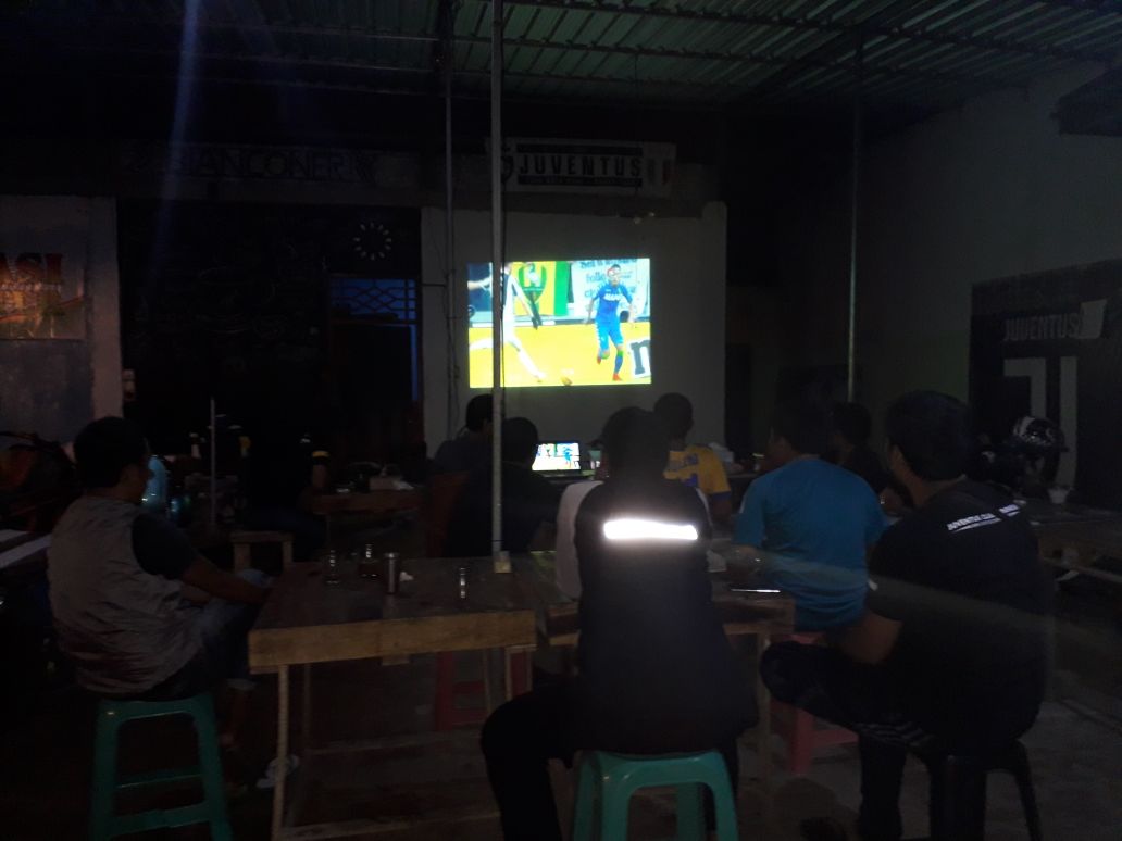 jcichaptermaros's tweet photo. Nobar semalam,,, kata kawan2 nobar yg bahagia, karena menang besar, dapat pulsa 25k + baju kaos Turikale ri juventus... Asik nya mi... https://t.co/n25jB17awO