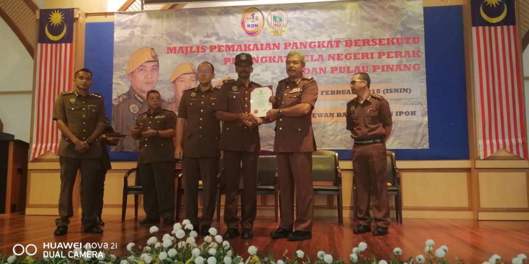 RELA_Perak's tweet photo. Sedang berlangsung sesi Pemakaian Pangkat Bersekutu oleh Tuan TKPO @kamarudin_rapig kepada penerima. @relamalaysia @zulkifliabidin @Rela_Penang https://t.co/sam4vv4QWr