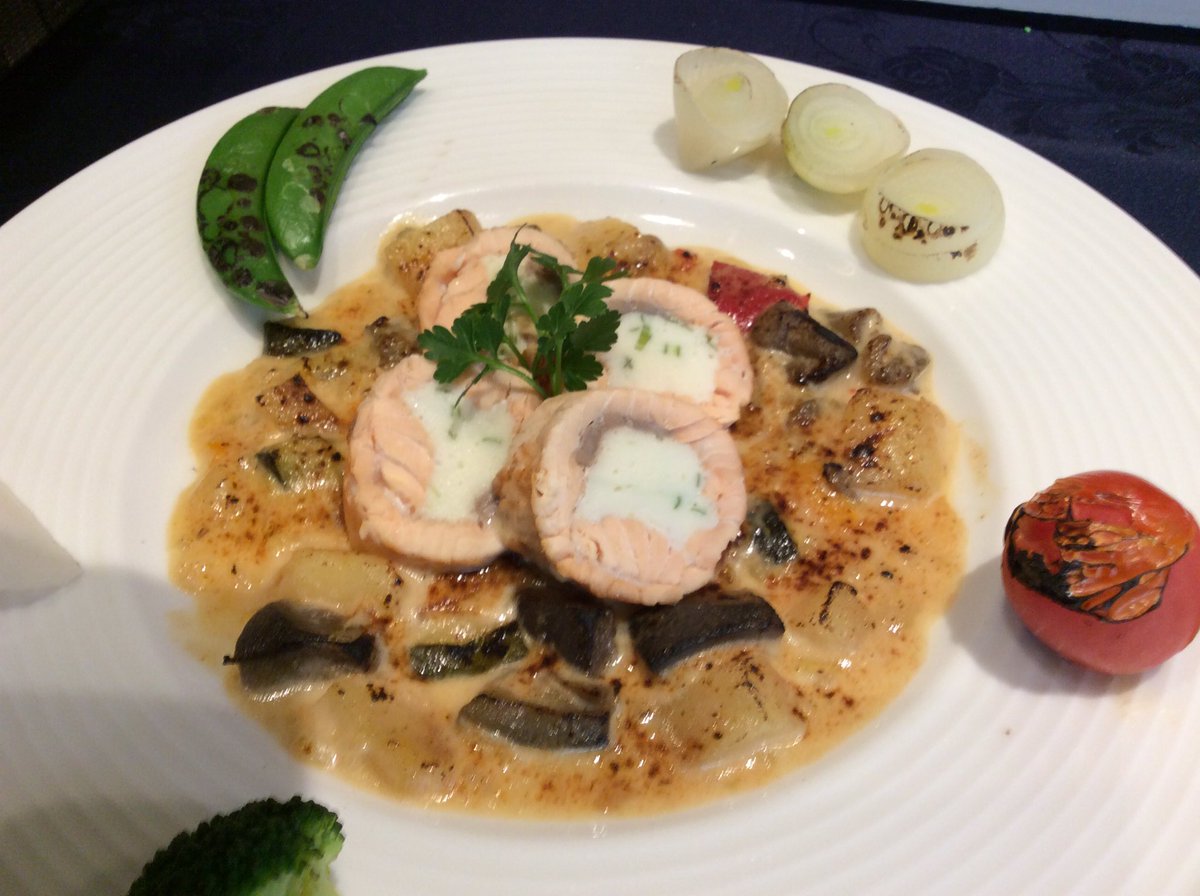 Ark門司 Ar Twitter 今週の平日ディナーの お魚料理とデザートです サーモンのルーラード グラチネ仕立て いちごのクレープ 3種のベリーソース 是非平日ディナーに ご来店ください Ark門司