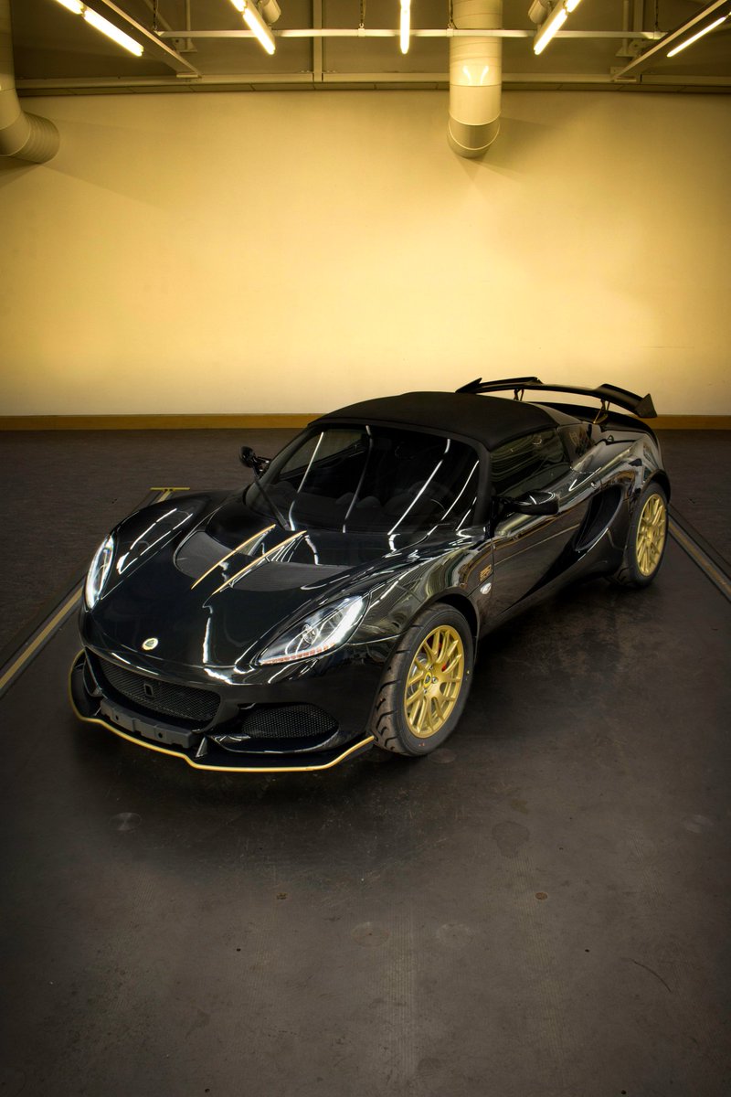 AUTOMOTIVPRESS's tweet photo. Vous aimez les couleurs des #Lotus #F1 des années 1972 à 1986 ? Pour les 70 ans de la marque d'Hethel, voici une série limitée de l' #Elise Cup 250, la GP Edition, toute de noir et or vêtue. #Lotus70 #LotusGP #GPEdition @grouplotusplc https://t.co/25QXDFc5t9