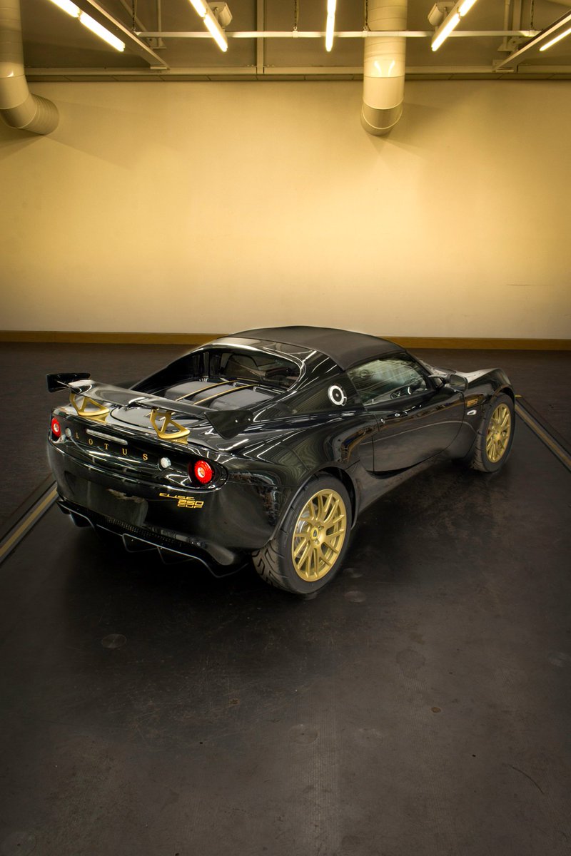 AUTOMOTIVPRESS's tweet photo. Vous aimez les couleurs des #Lotus #F1 des années 1972 à 1986 ? Pour les 70 ans de la marque d'Hethel, voici une série limitée de l' #Elise Cup 250, la GP Edition, toute de noir et or vêtue. #Lotus70 #LotusGP #GPEdition @grouplotusplc https://t.co/25QXDFc5t9
