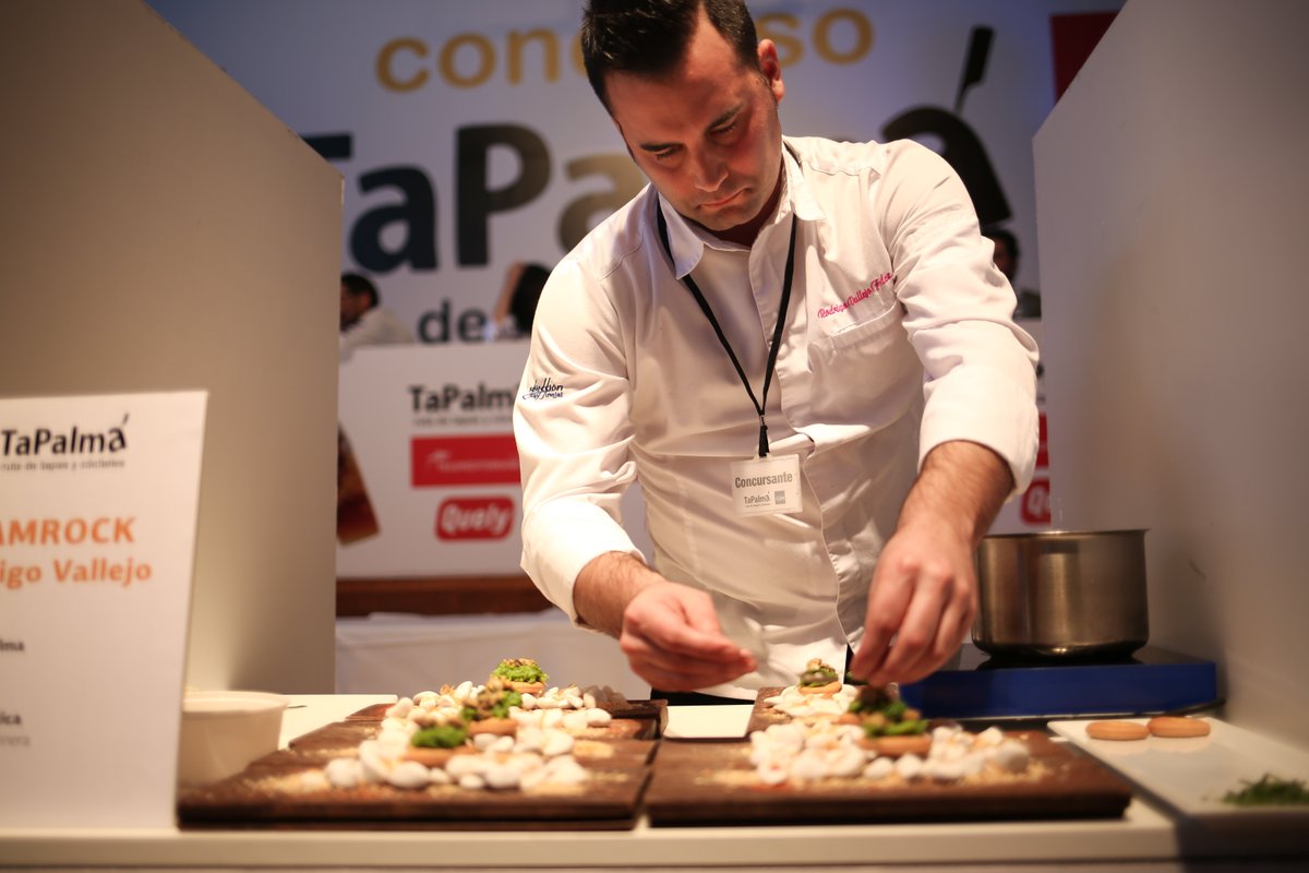 Rodrigo Vallejo, chef del Shamrock y ganador de TaPalma 2017,
cocinará la tapa vencedora este lunes 5 de febrero a las 14:30 h en la Feria de hostelería y restauración de Baleares HORECA. #gastronomia #feria #palma