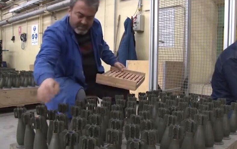 Türk Metal üyesi MKE emekçileri, Afrin’de savaşan yiğitlerimiz için gönüllü olarak “ücretsiz” fazla mesai için dilekçe verdiler.
Bu topraklara, kanıyla, canıyla sahip çıkan askerimize emekleriyle destek olan üyelerimizi candan kutluyorum. Her birini gözlerinden öpüyorum.