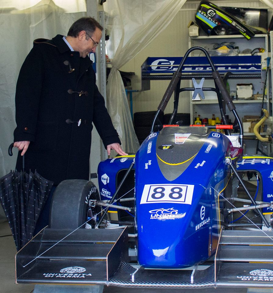 UniPRracingteam's tweet photo. Ringraziamo caldamente il Magnifico Rettore, Paolo Andrei dell'@unipr, per essersi preso l’impegno di venire a conoscerci e di aver scelto di condividere ed abbracciare questo nuovo ambizioso progetto elettrico.

 #UniPRRacingTeam #MagnificoRettore #UniPR #UniversitaDiParma https://t.co/TiNmdVEbGO