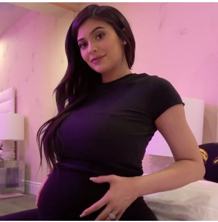Kylie Jenner, uzun süredir sakladığı ilk bebeğini 1 Şubat’ta dünyaya getirdi 👶🏾 <a href="/KylieJenner/">Kylie Jenner</a> 
#kyliejenner #originelmag