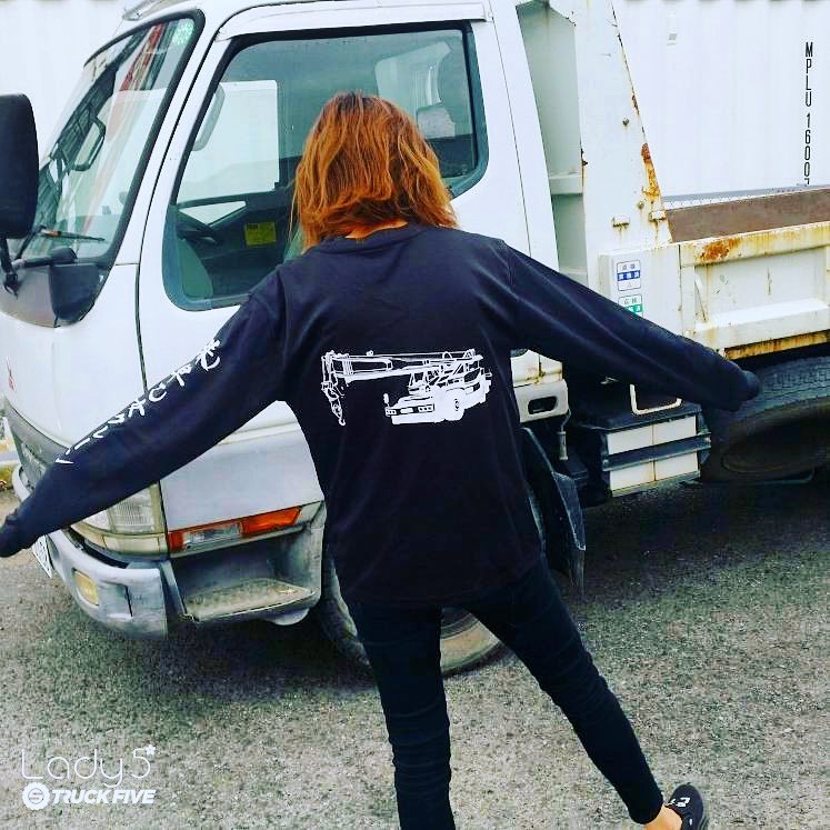 Truck Lady5 トラックレディーゴ 今日はかわいいポーズ ヽ セーターもかっこいいでしょ 皆さん 重機や建機に乗ったことありますか Lady5 レディーゴー トラックファイブ Truckfive トラック女子 トラガール トラック好き Truck Lady5 トラックレディーゴ 今日はかわいいポーズ ヽ セーターもかっこいいでしょ 皆さん 重機や建機に乗ったことありますか Lady5 レディーゴー トラックファイブ Truckfive トラック女子 トラガール トラック好き
