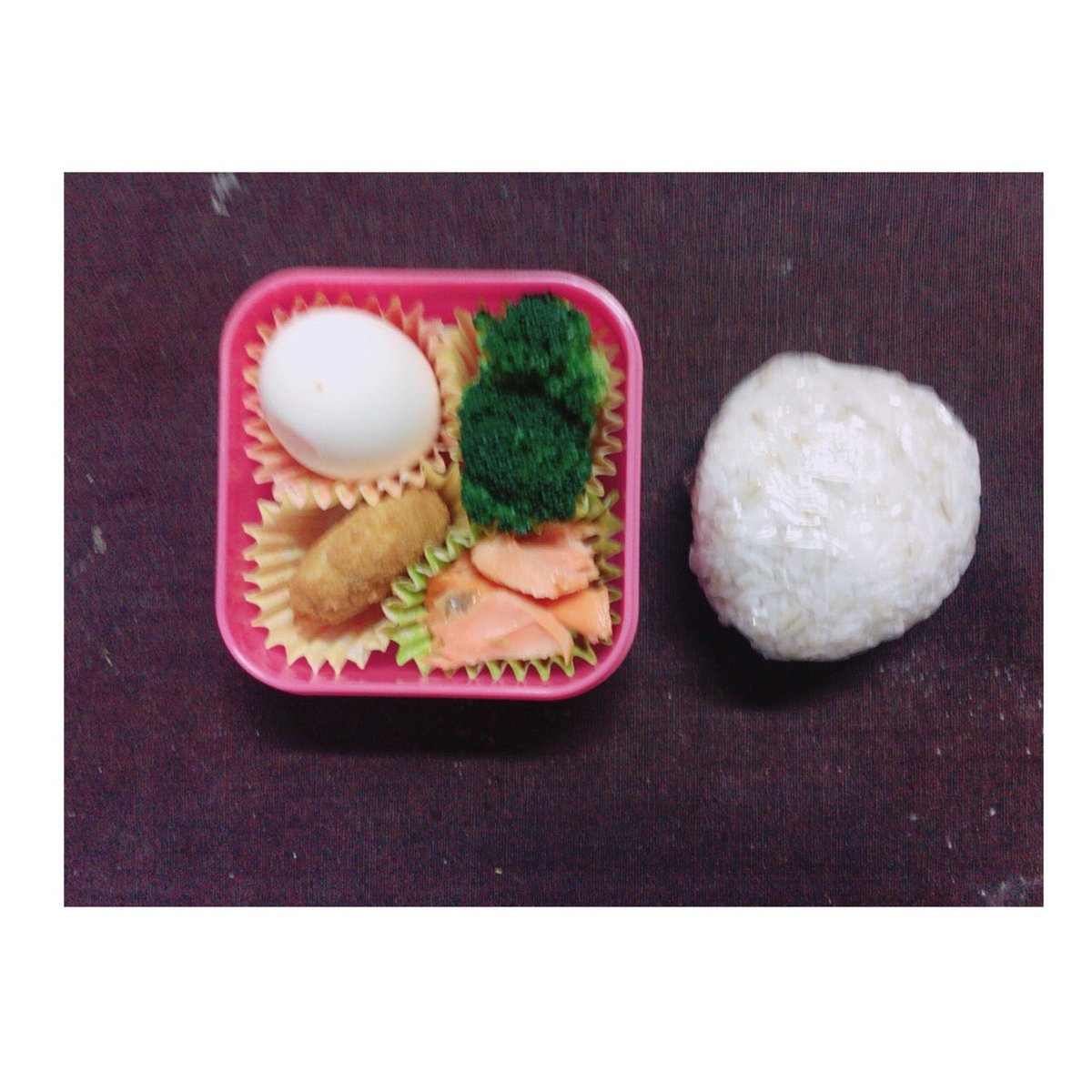 syp_uxu's tweet photo. 昼ごはん(12:30)
おにぎり 鮭 ブロッコリー ゆで卵 ミニコロッケ https://t.co/M7IpVxkkRO
