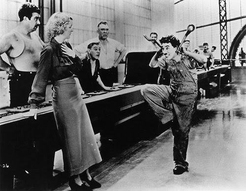 Hoy se cumplen 82 años del estreno de #TiemposModernos,  mordaz, contestataria e inolvidable obra maestra de Charles Chaplin.