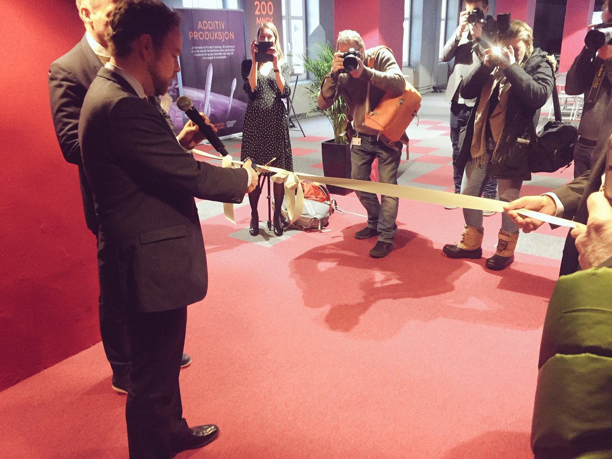 Starter mandagen med å åpne nytt nasjonalt teknologisenter på Raufoss. <a href="/forskningsradet/">Norges forskningsråd</a> @siva_sf <a href="/InnovasjonNorge/">Innovasjon Norge</a> <a href="/NCE/">ً</a> Raufoss <a href="/SINTEF/">SINTEF</a> #katapult  <a href="/konservativ/">Torbjørn Røe Isaksen</a>