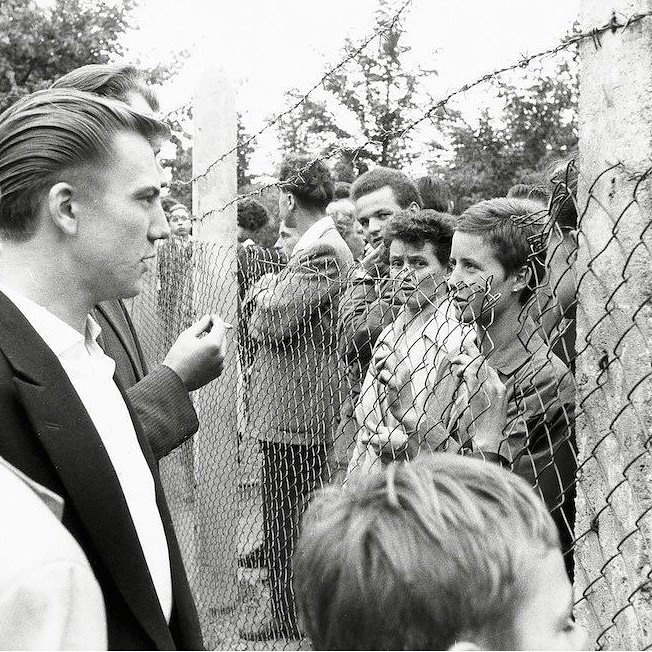 guyverhofstadt's tweet image. As of today, the #BerlinWall, which divided our continent for decades, has been down for longer than it was up. Let's keep on tearing down walls and fight for a united Europe. #IamEuropean #WeAreEurope 🇪🇺 #FutureOfEurope on.mash.to/2s3O73y