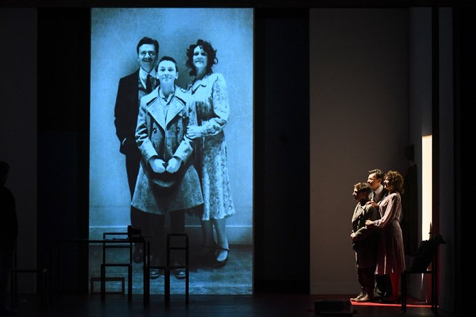 klpteatro's tweet photo. Una bestia sulla luna. #AndreaChiodi affronta a #teatro #Kalinoski e il #genocidio armeno, una produzione di @TeatroDueParma e @CTBteatro. La #recensione di @andrea_alfieri https://t.co/BCGUWA4oEB https://t.co/fdzQoRuWMY