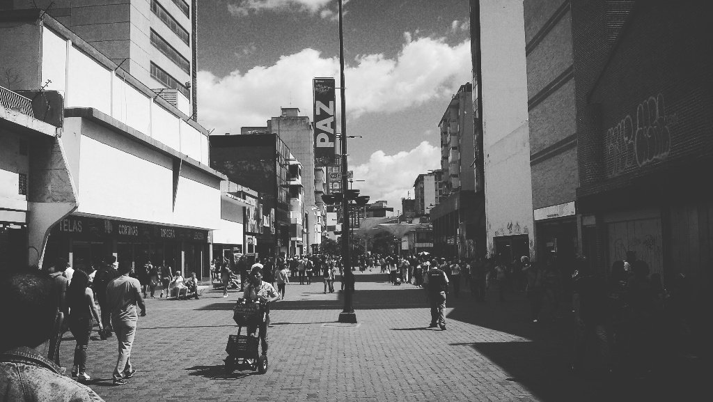 lifewante's tweet photo. Nadie nos advirtió que, extrañar es el costo que tienen los buenos momentos..

#FelizLunes #photography #Caracas #PoesiaBreve #love #sad https://t.co/llBBBTotVE