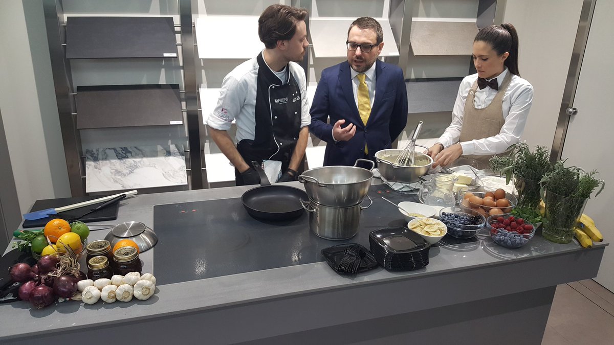 vicente_traver's tweet image. @MATIMEX_ visita el stand de @sapienstone en @Cevisama. Cocina por inducción en tu misma tabla porcelanica!!