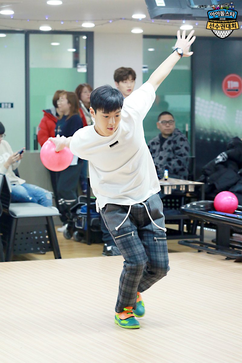 withMBC's tweet photo. <#설특집2018아육대> 소녀누 박윙훈 응원하러 왔다가 그냥 못가고 한 겜 치고 가셨다고 합니다,, 역-시 남자는 핑크💗 #박지훈 #셔누 #볼링 #아육대 #ISAC https://t.co/OXFiIA7Hh3