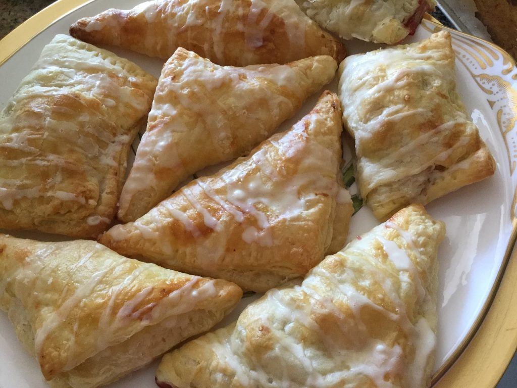 instabaking's tweet image. Easy to make snack, try out these Caramelised Apple Turnovers #recipe #recipes #baking #cooking #snack goo.gl/AGprkz