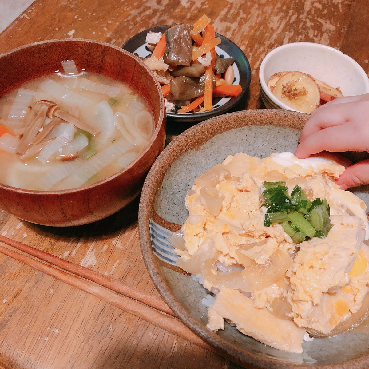 まゆなむ エロスごはん 今夜は油揚げ丼 さつまいものゴマ金平 芋がらの煮物 茶えのき茸味噌汁 油揚げ丼は別名貧乏丼 今日は節約です でもんまま 献立 晩ごはん 家飯 丼 どんぶり 貧乏丼 油揚げ丼 卵泥棒現る さつまいも 胡麻 が好き