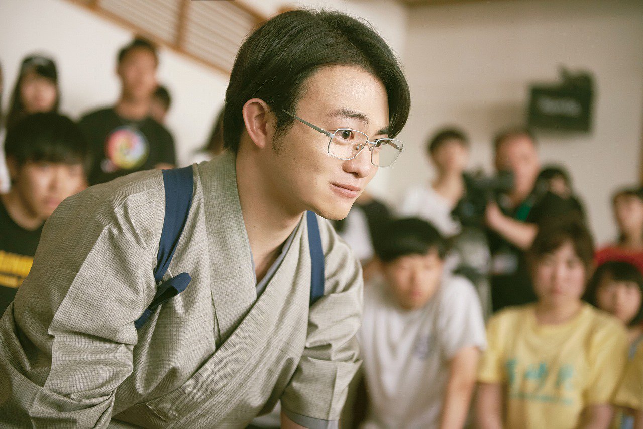 ちはやふる公式 ちはやふるキャラ紹介 駒野 勉 森永悠希 あだ名は 机くん 勉強一筋だったが千早たちに動かされ瑞沢競技かるた部に入部する ちはやふる結び T Co Kiswagog3v Twitter