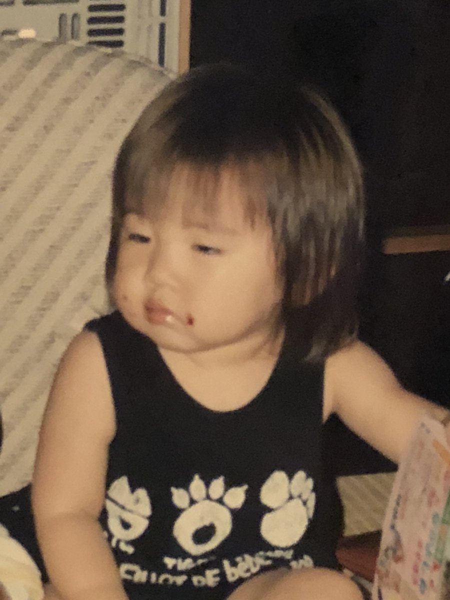 阿部真央 Abemao ま 今の息子より少し小さいくらいの時の私の写真が出てきました New携帯でどこまで寄れるか試してみました すごく寄れますiphone X しかしこの顔よ 夜中にすみません おやすみ