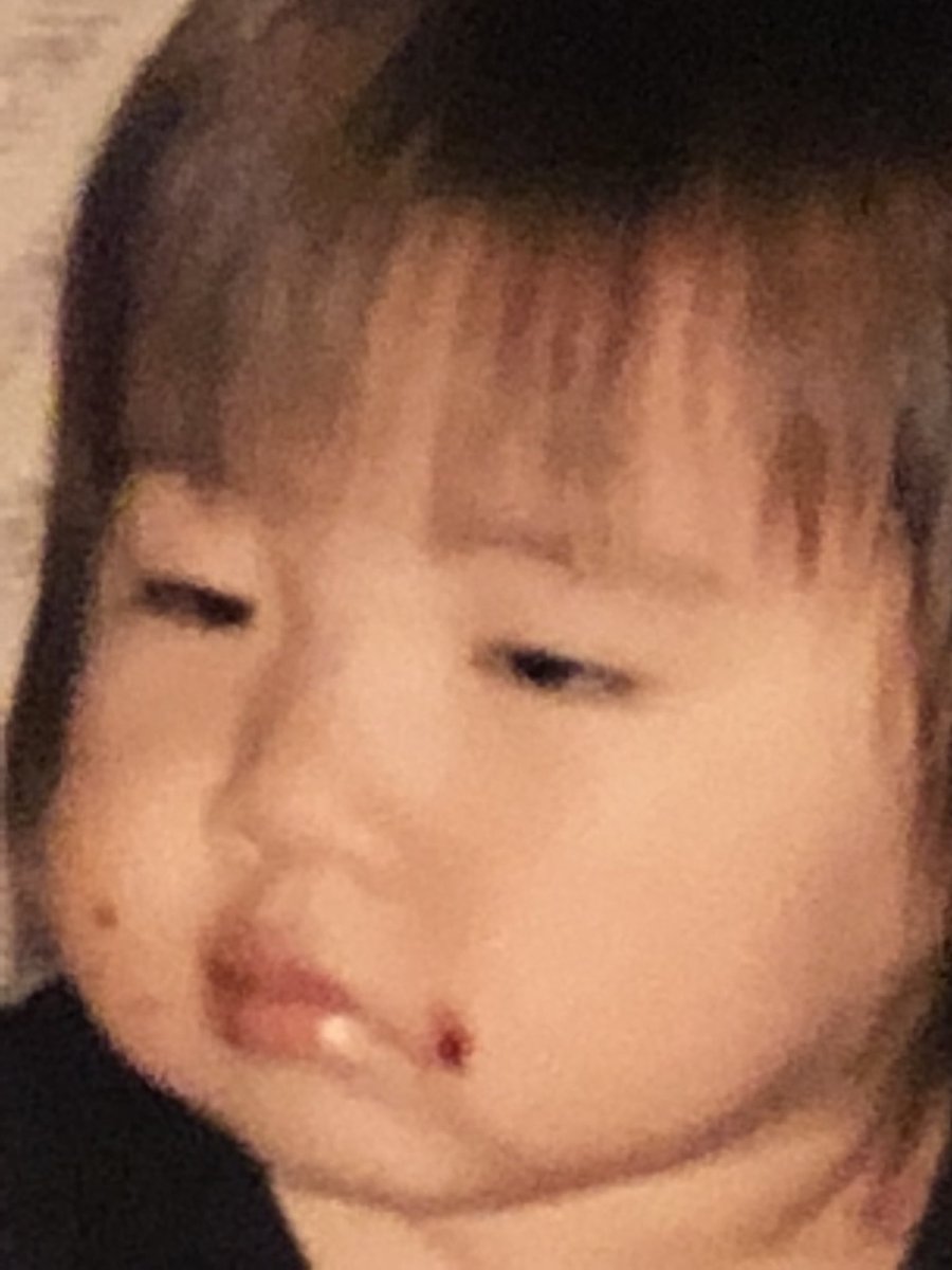 阿部真央 Abemao ま 今の息子より少し小さいくらいの時の私の写真が出てきました New携帯でどこまで寄れるか試してみました すごく寄れますiphone X しかしこの顔よ 夜中にすみません おやすみ