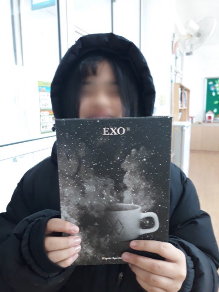 EXOGlobal's tweet photo. EXOGLOBAL fundraiser: We just gave away the first batch of @weareoneEXO #Universe albums to middle school children in Korea. They were really excited and happy to recieve them. Music is healing and we hope EXO songs can give them warmth to many! #EXOL #iHeartAwards #BestFanArmy https://t.co/qZbZRD006o