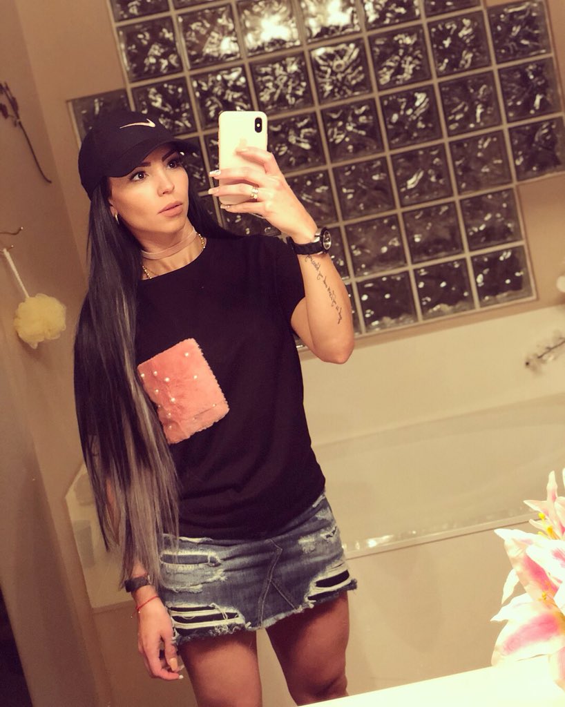 moralisninibet's tweet photo. 👸🏻🥂 https://t.co/CSBehL9wR5