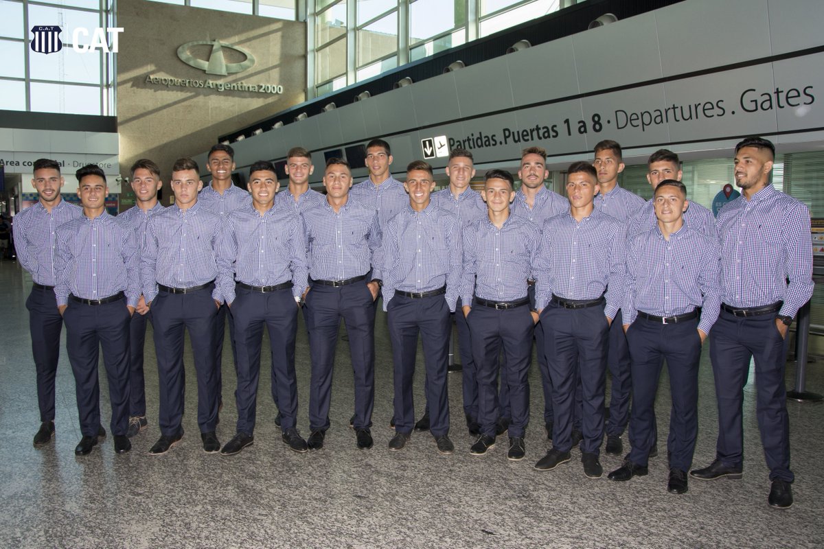 CATalleresdecba's tweet photo. 🛫 La última foto de los jugadores de #Talleres Sub 20 antes de subir al avión para jugar en Uruguay la #CopaLibertadores. Se sumarán Franco Malagueño y Fernando Juárez. https://t.co/MUJ8gYd1XB