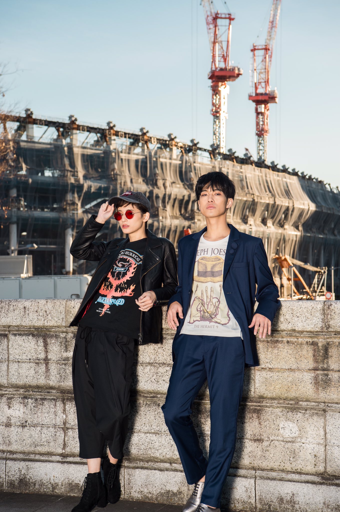 Glamb ジョジョコラボ 06 Magician S Red T オールドアメリカンやスケーターカルチャーのtシャツで用いられる代表的な構図に マジシャンズレッドのモチーフを落とし込んだ1枚 男性的な強さ溢れる今作はワイルドに着こなして Glamb グラム